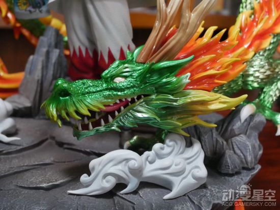 《中华一番》刘昴星雕像 手持永灵刀神龙环绕