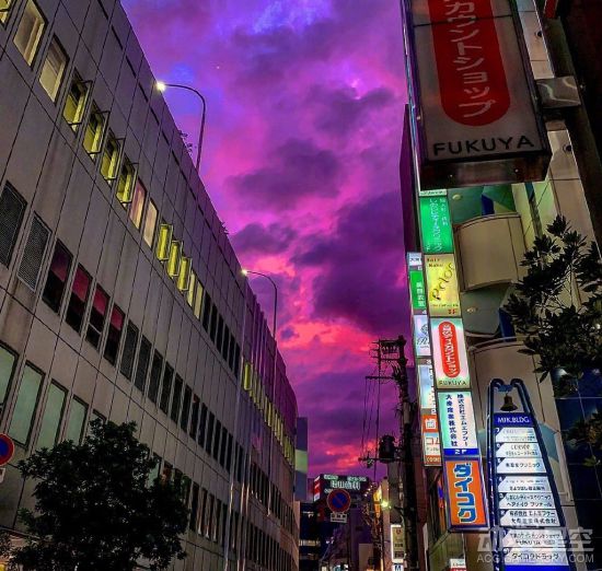 日本台风逼近 网友拍下奇幻天空：宛如魔界降临