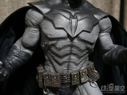 《蝙蝠侠：阿甘起源》蝙蝠侠超大雕像 黑暗力爆表