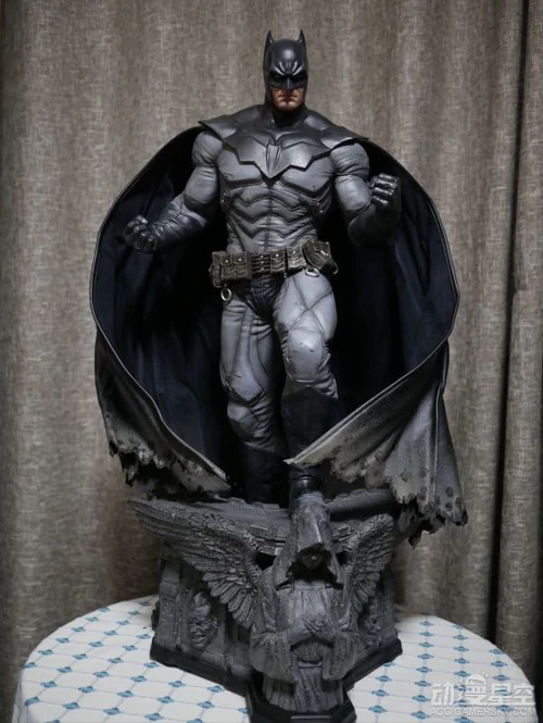 《蝙蝠侠：阿甘起源》蝙蝠侠超大雕像 黑暗力爆表