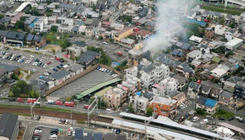 33人死亡！日本警方与消防部门开始进入现场进行勘查