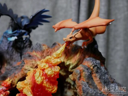 《精灵宝可梦》喷火龙雕像组合 火焰效果宛如实景