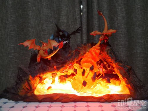 《精灵宝可梦》喷火龙雕像组合 火焰效果宛如实景