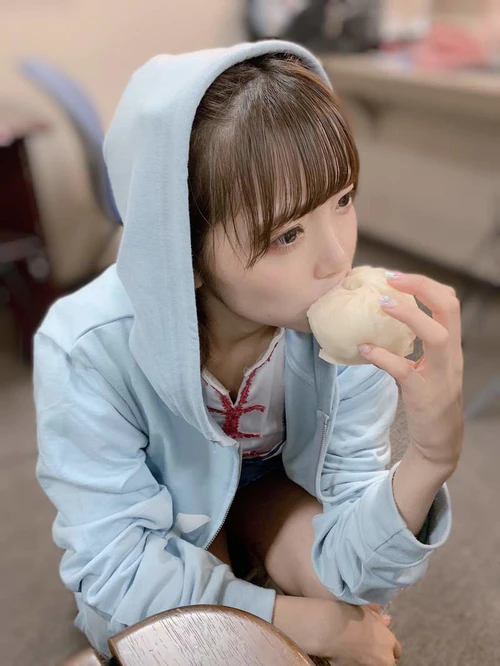 少女偶像福山梨乃，吃肉包的样子超可爱