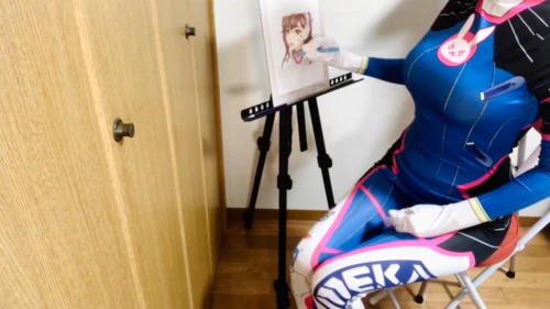 日本Youtuber露奶练习绘画，换上COS服性感度倍增！
