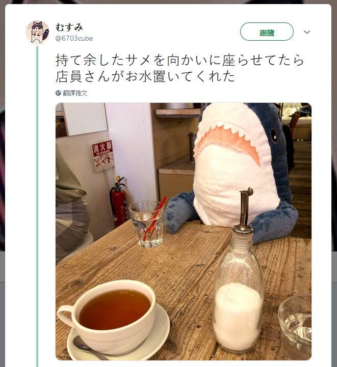 日本网友带上爆红的鲨鱼抱枕进店，结果店员也给上了一杯水